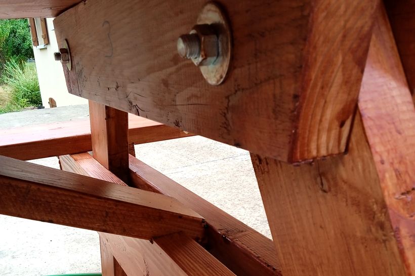 Détail d'assemblage boulonné d'une table Douglas, visserie acier zingué