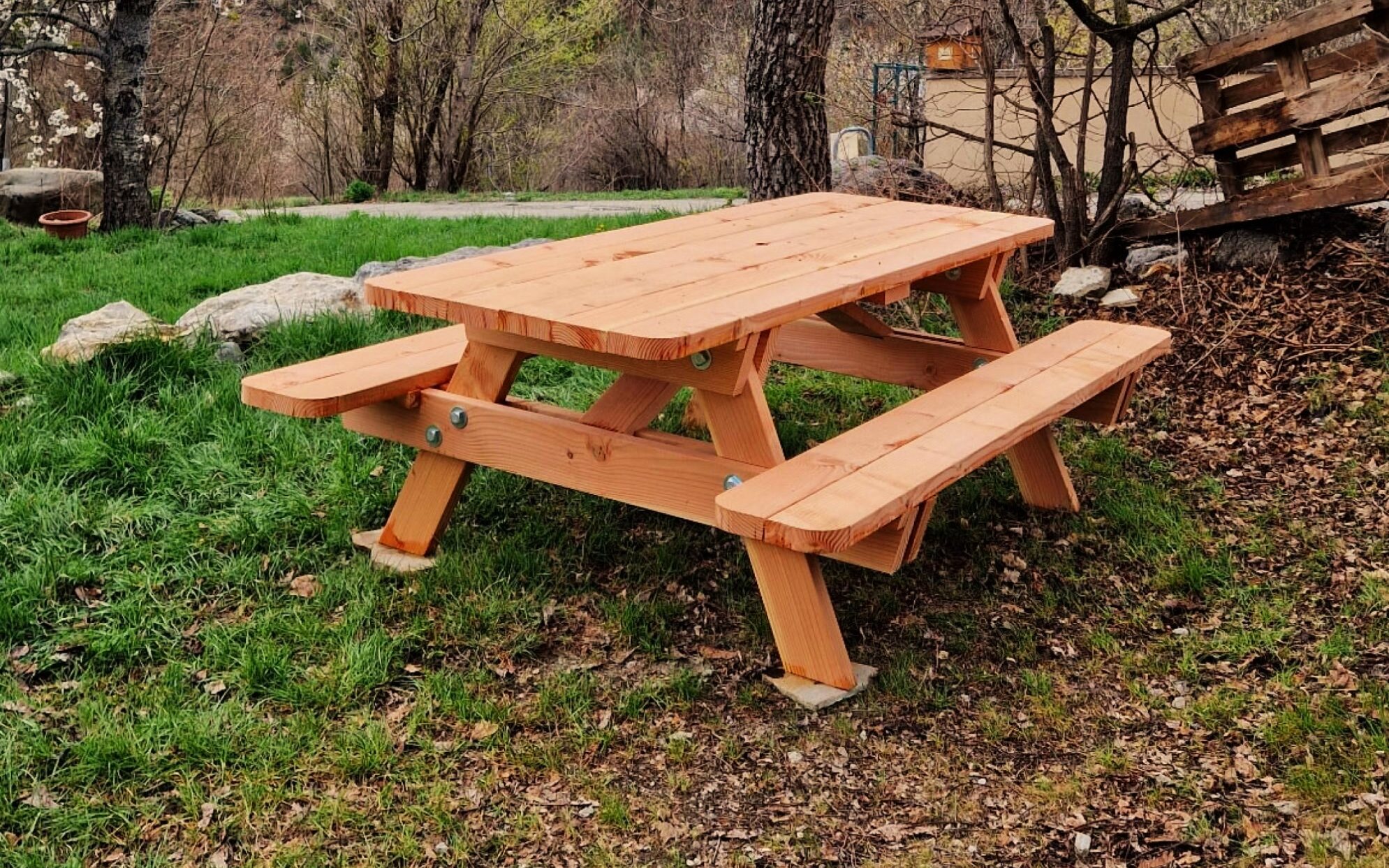 Table de pique-nique en Douglas dans un jardin de montagne en Auvergne