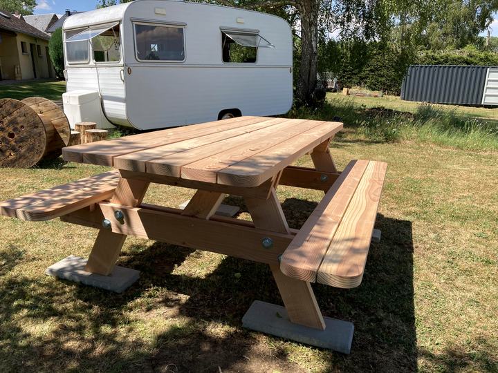 Table de pique-nique Douglas installée en extérieur dans un camping