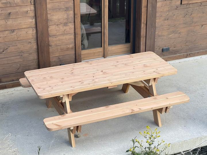 Table de pique-nique en Douglas sur la terrasse d'un chalet en bois